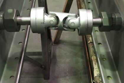 Kardangelenk zur Regelung zweier Klappen Kardangelenk zur Regelung zweier Klappen